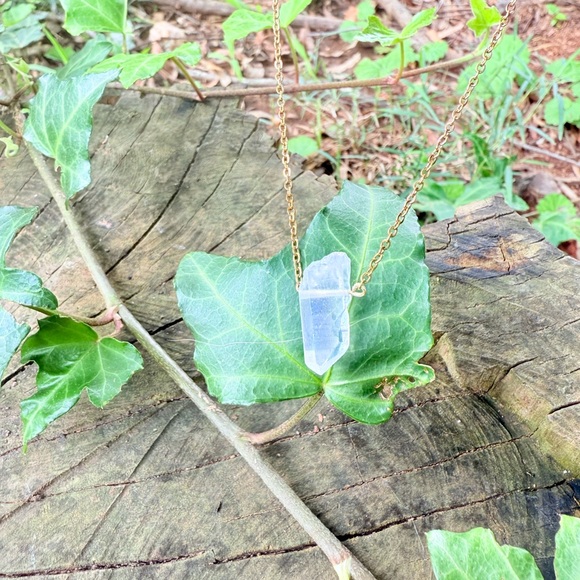 Lavender aura Quartz crystal necklace - Picture 2 of 5